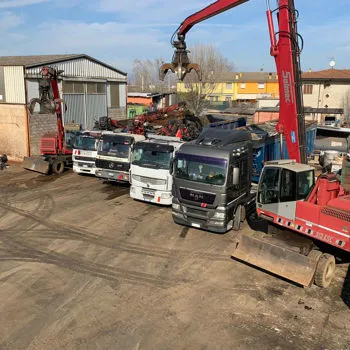 Azienda vista dall'alto con gru e camion